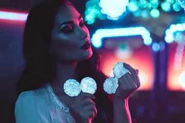 টাক্সেডো পরা একজন প্রফেশনাল ডিলার রুলেট টেবিলে খেলোয়াড়দের স্বাগত জানাচ্ছেন—যা BK33B–এর আসল লাইভ ক্যাসিনো অনুভূতিকে প্রকাশ করে।