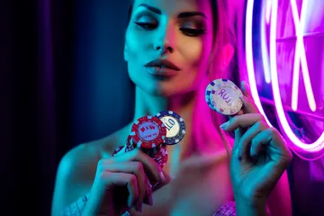 সোনালি কয়েনের ঝর্ণার মধ্যে ঘূর্ণায়মান একটি রুলেট চাকার ক্লোজ-আপ—যা BK33B–এ গভীর ক্যাসিনো অ্যাকশনকে তুলে ধরে।